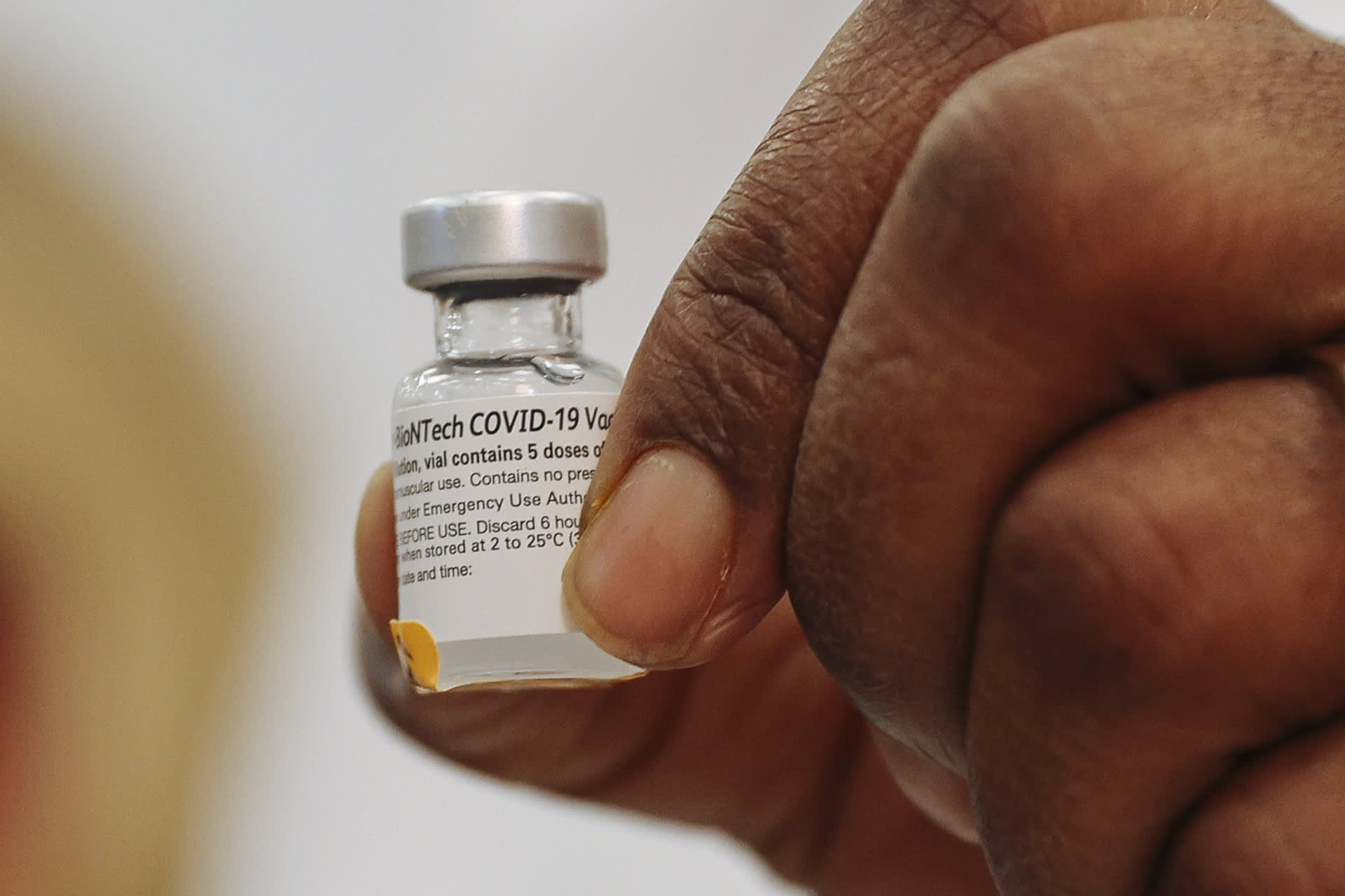 The USA is administering the first recordings of Pfizer's Covid vaccine and is starting a historic rollout