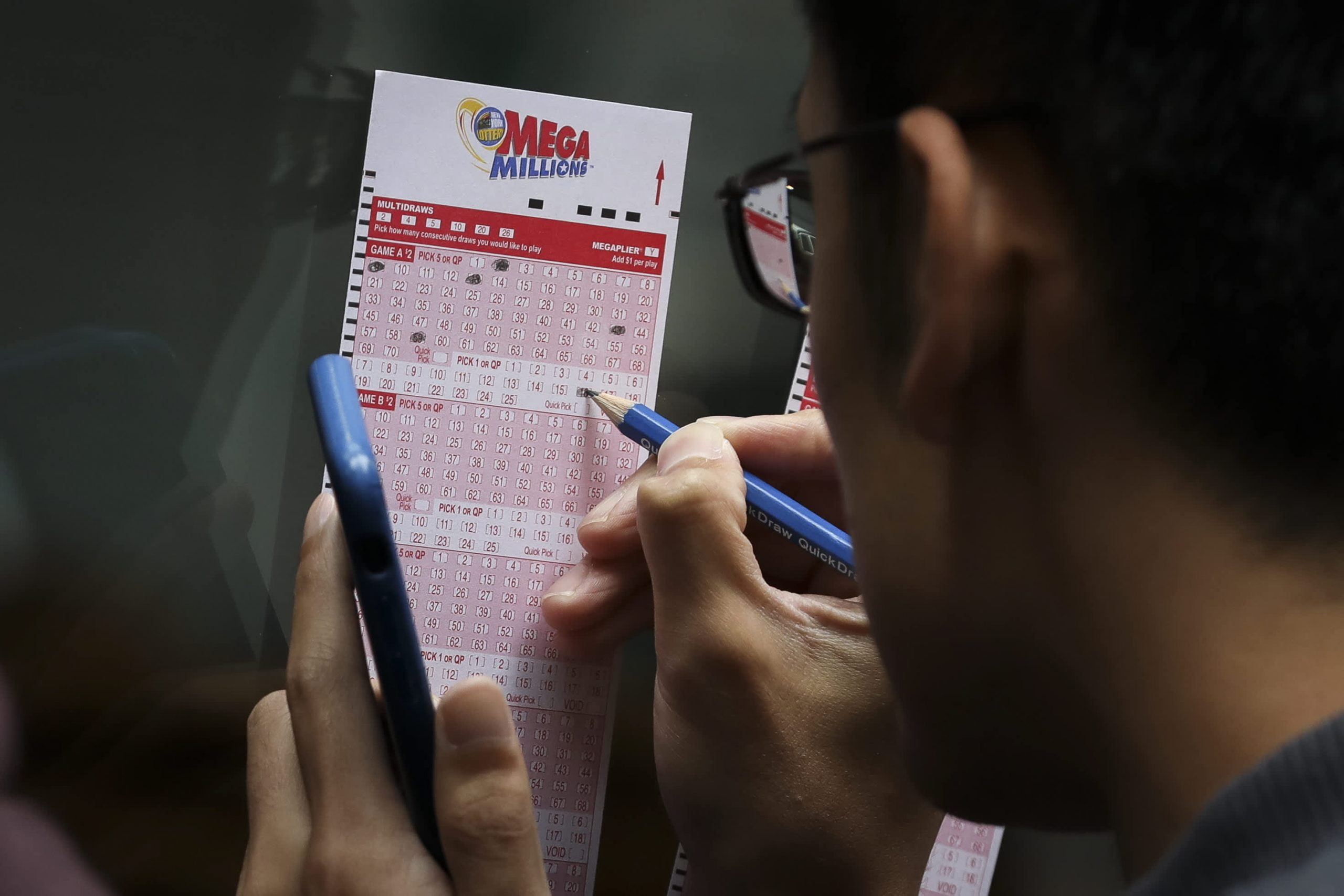 The Mega Millions jackpot jumps to $ 600 million.  Here is the tax bill