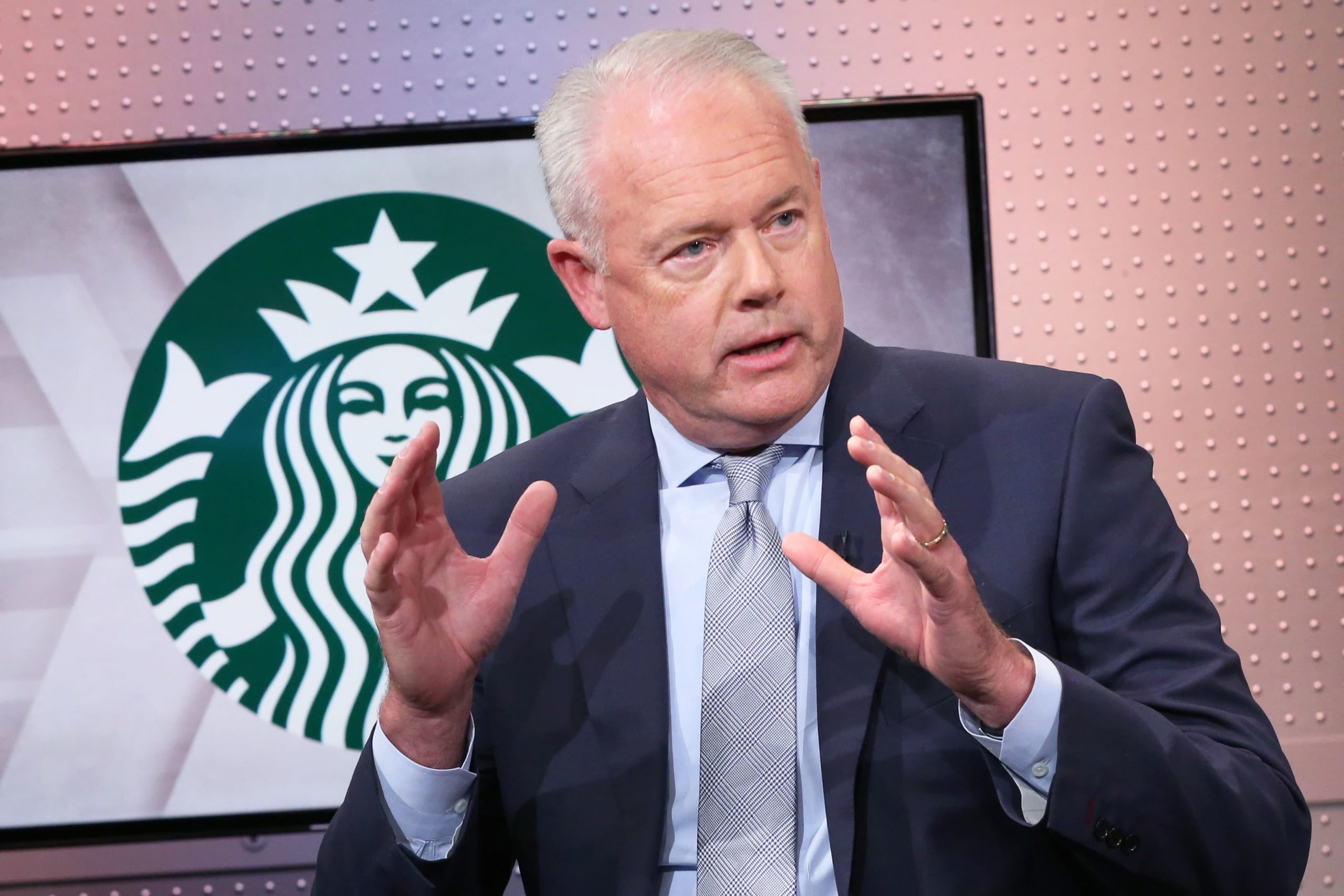 Starbucks pledges $ 100 million to help small businesses and communities