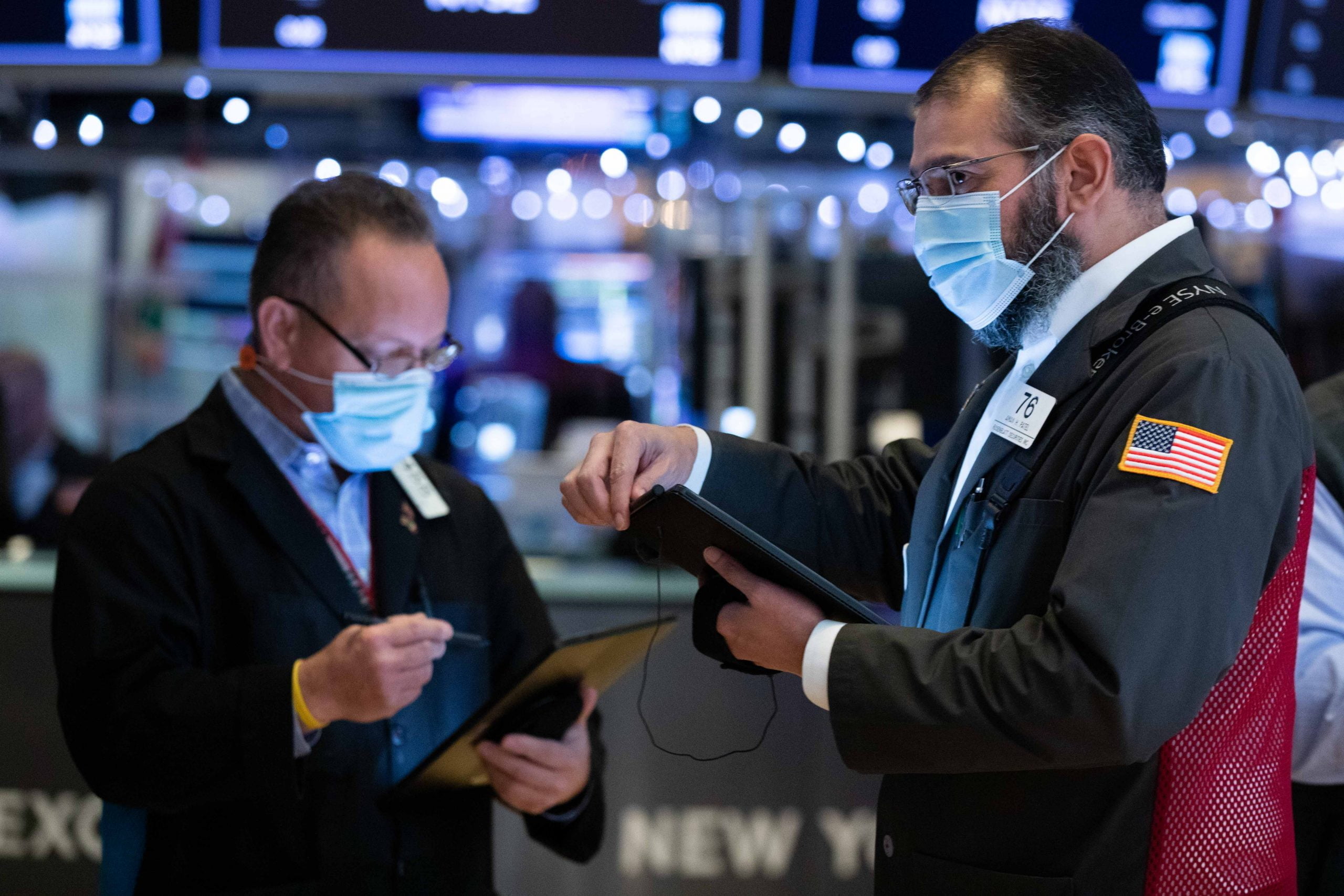 The S&P 500 is rising barely as buyers look ahead to a busy week. The Apple inventory is leaping 1 The S&P 500 is rising slightly as investors wait for a busy week. The Apple stock is jumping