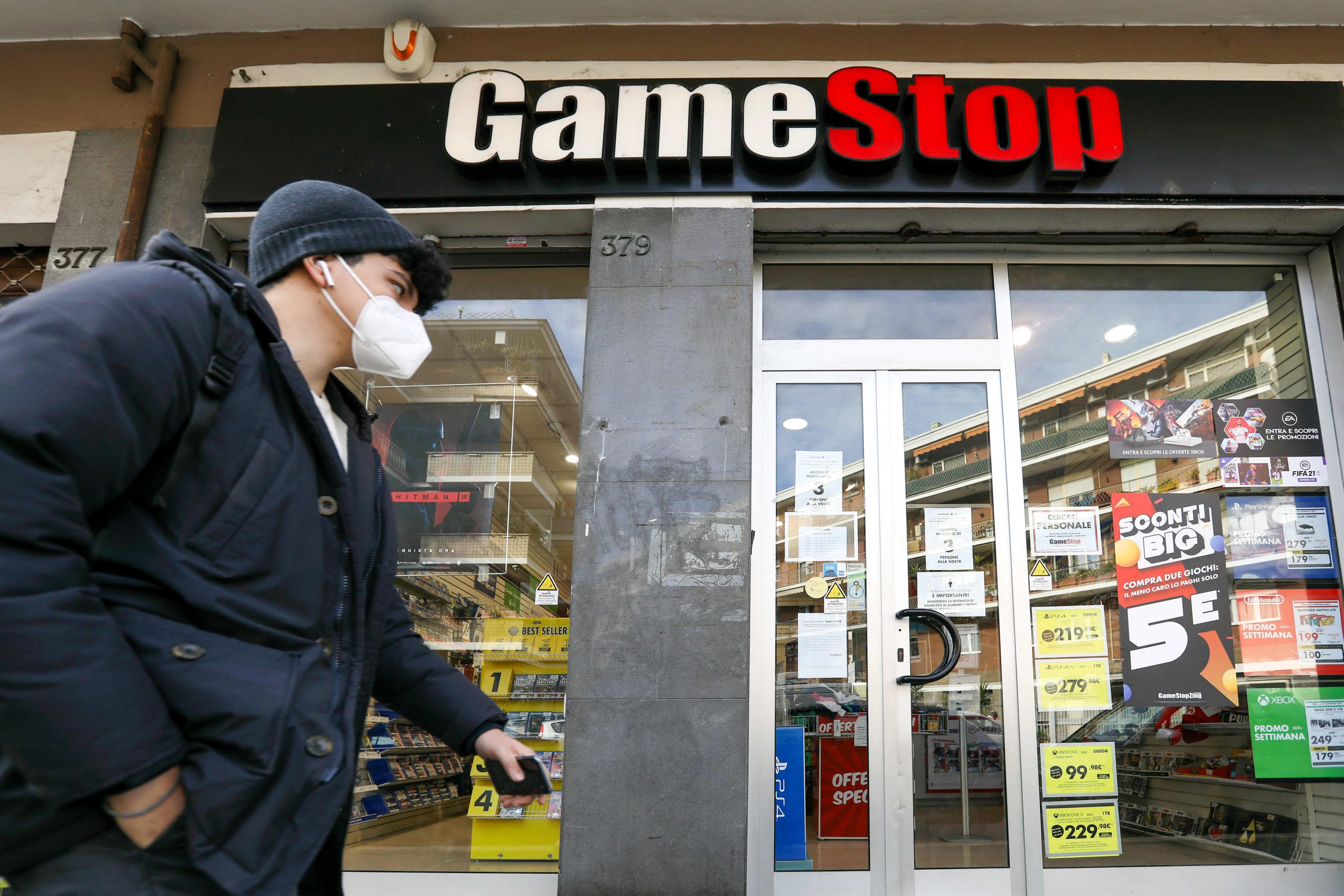 The SEC is reviewing the GameStop frenzy and promises to protect private investors