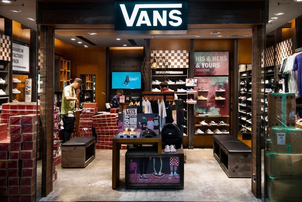 Retailers are signing more short term leases in a risky bet for mall owners