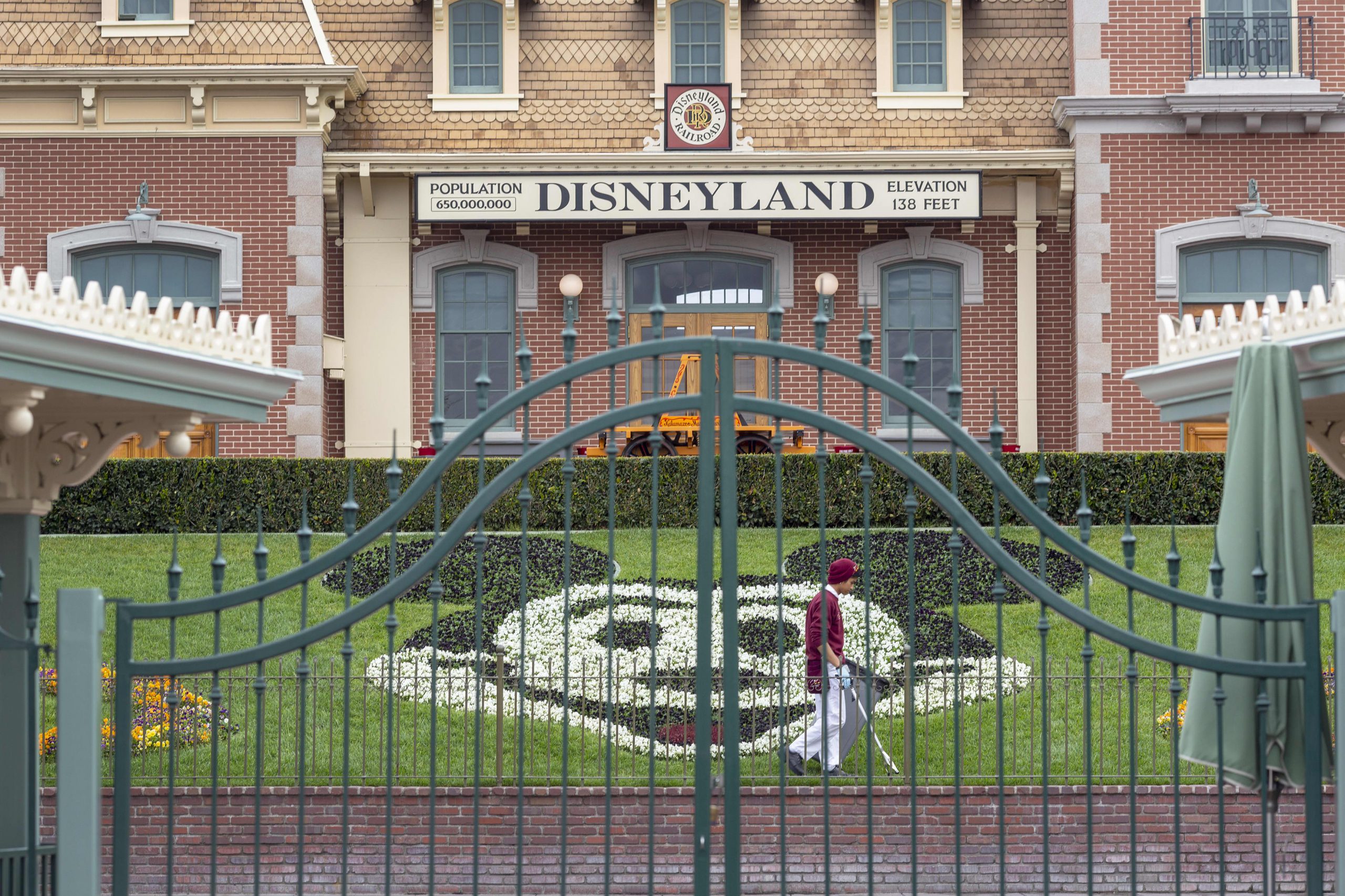 Coronavirus hurt theme parks and cost Disney $ 2.6 billion