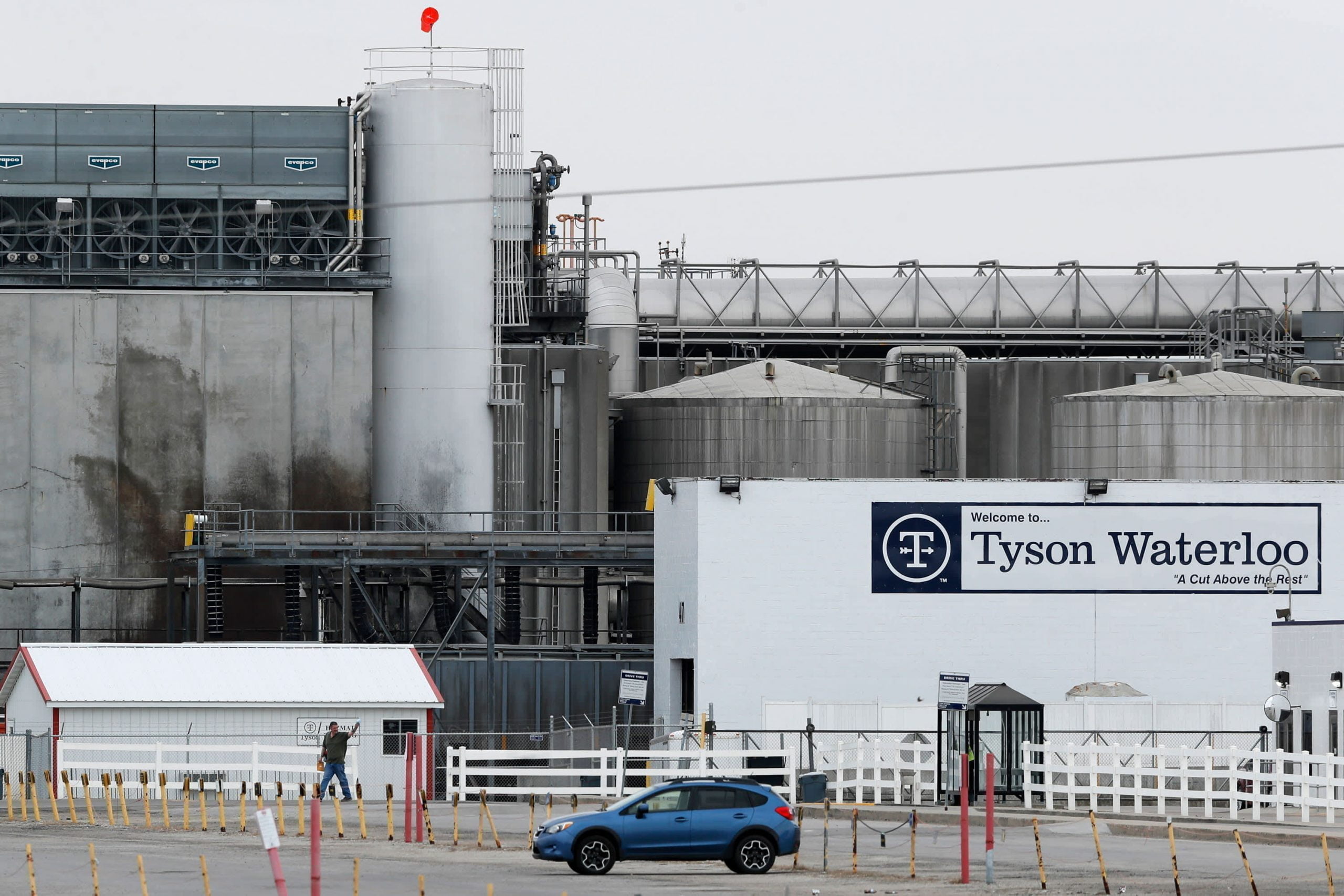 Tyson Foods begins vaccinating workers but is struggling to find cans