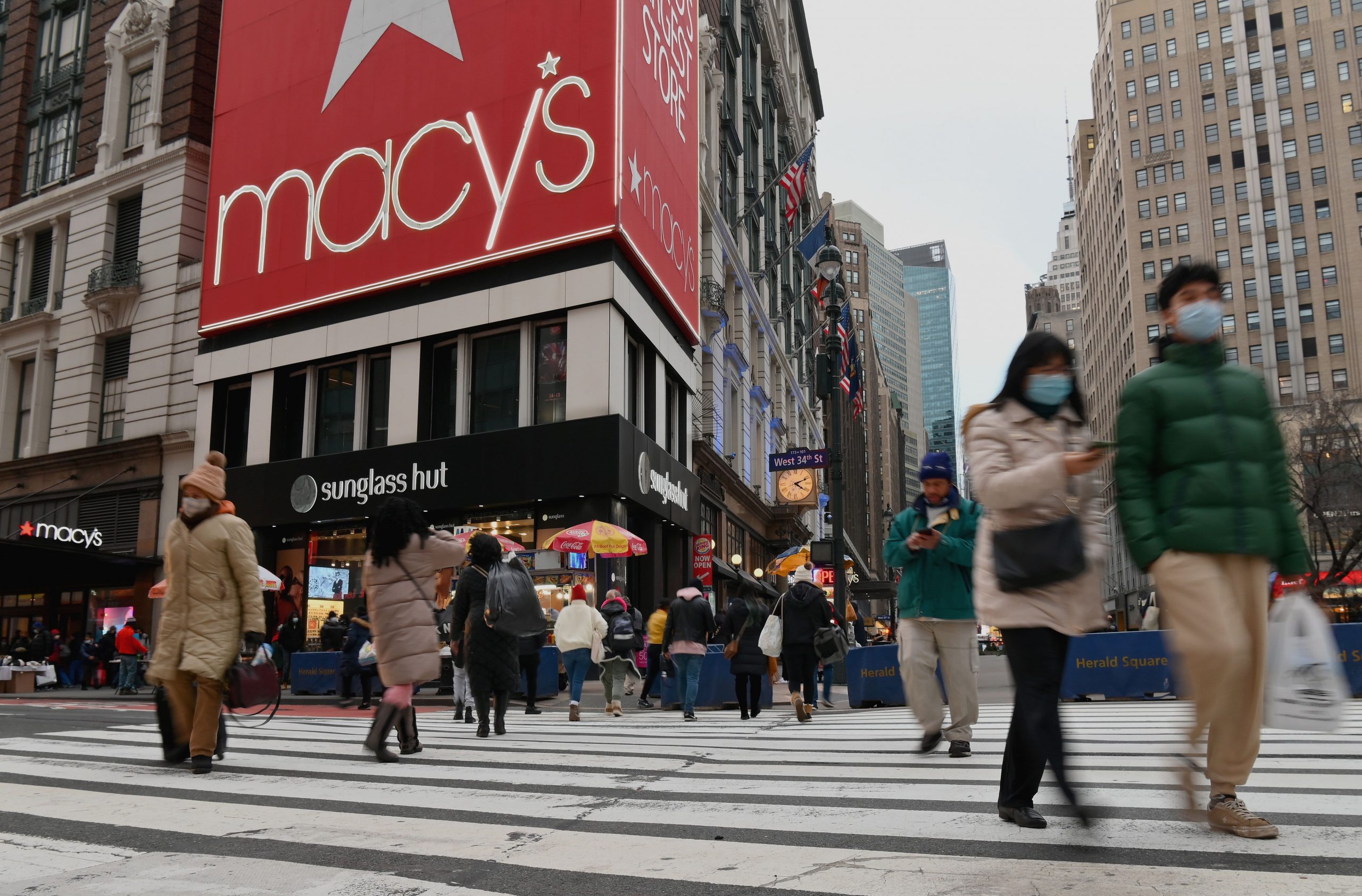 Macy's (M) stories fourth quarter 2020 earnings and gross sales 1 Macy's (M) reports fourth quarter 2020 earnings and sales