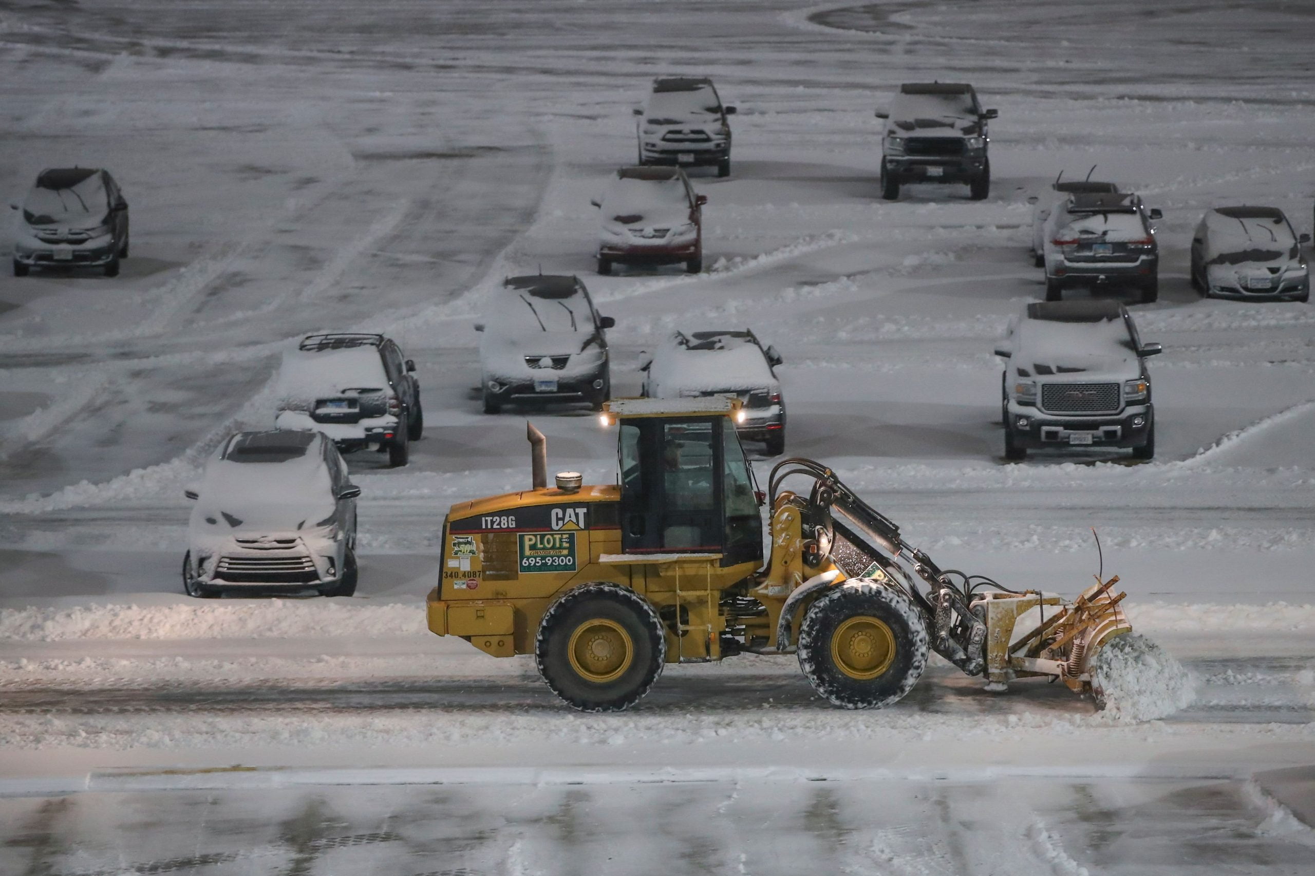 Airlines are canceling most flights in the NYC area before the snow storm
