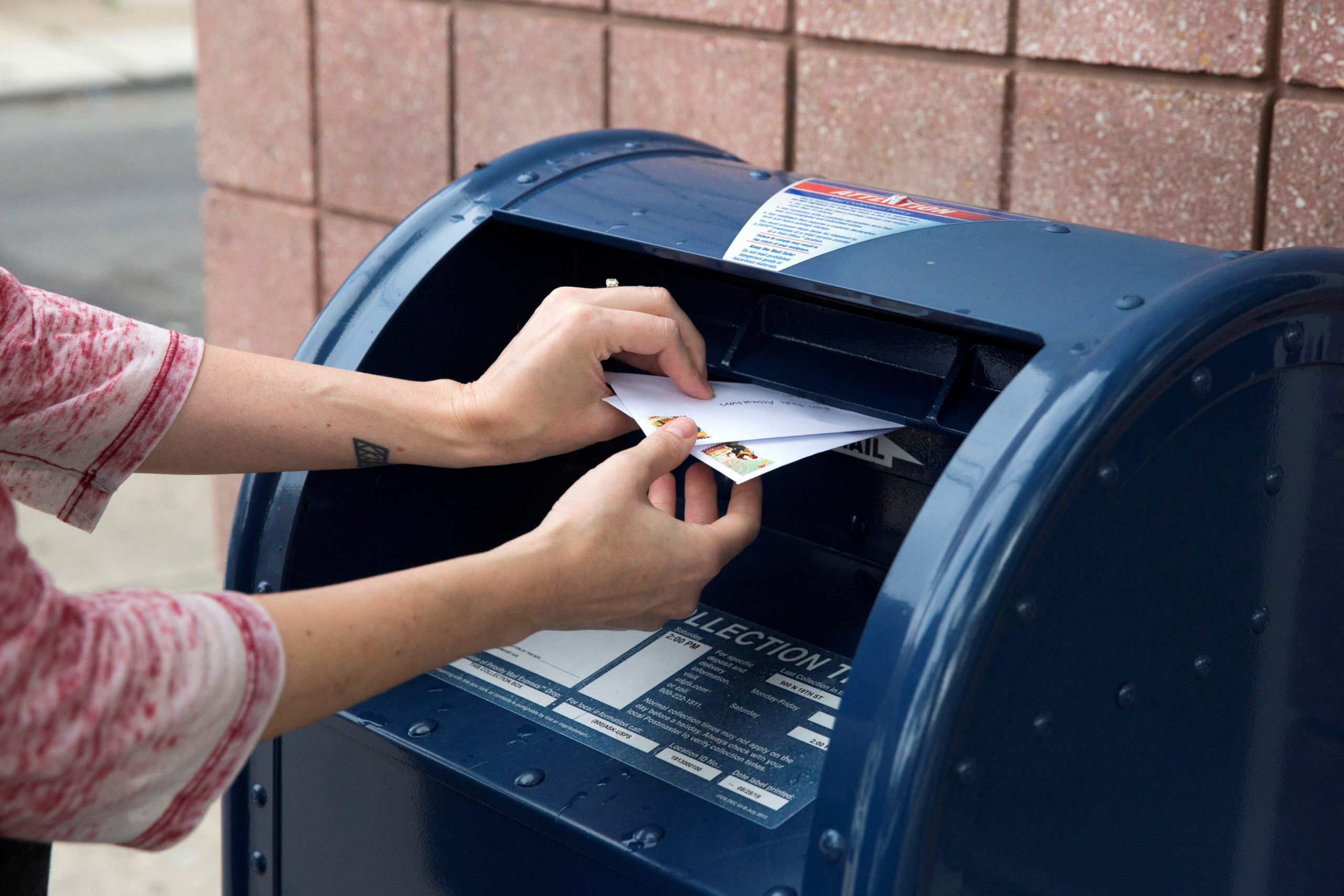 Democrats and Republicans introduce bipartisan law to save USPS