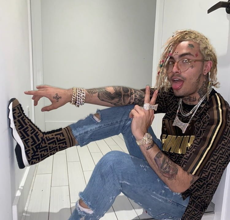 Lil 'Pump reveals off his full set of acrylic nails and coloured toenails 1 Lil 'Pump shows off his full set of acrylic nails and colored toenails
