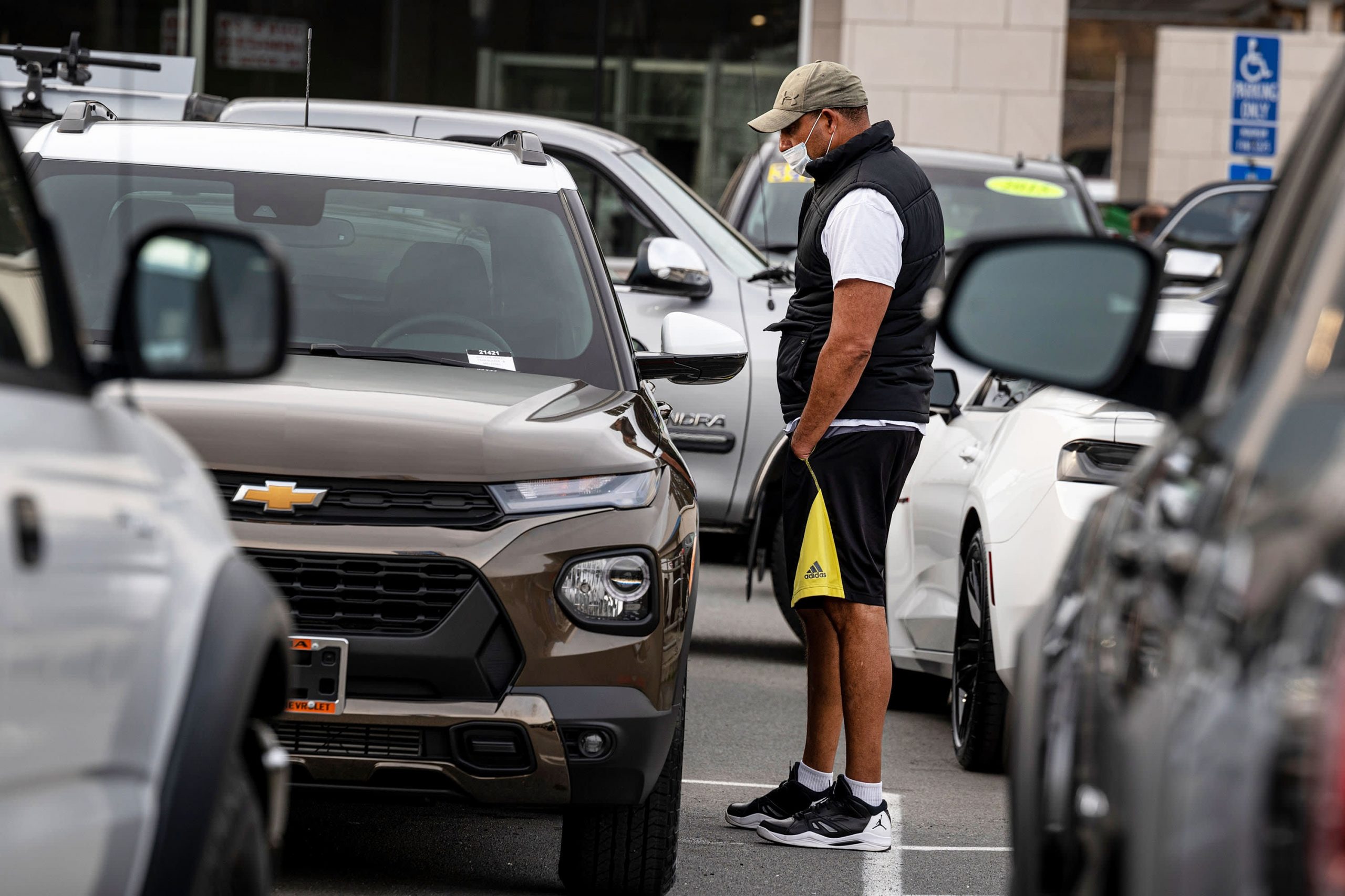 The automakers recorded sturdy gross sales within the first quarter regardless of the scarcity of chips 1 The automakers recorded strong sales in the first quarter despite the shortage of chips