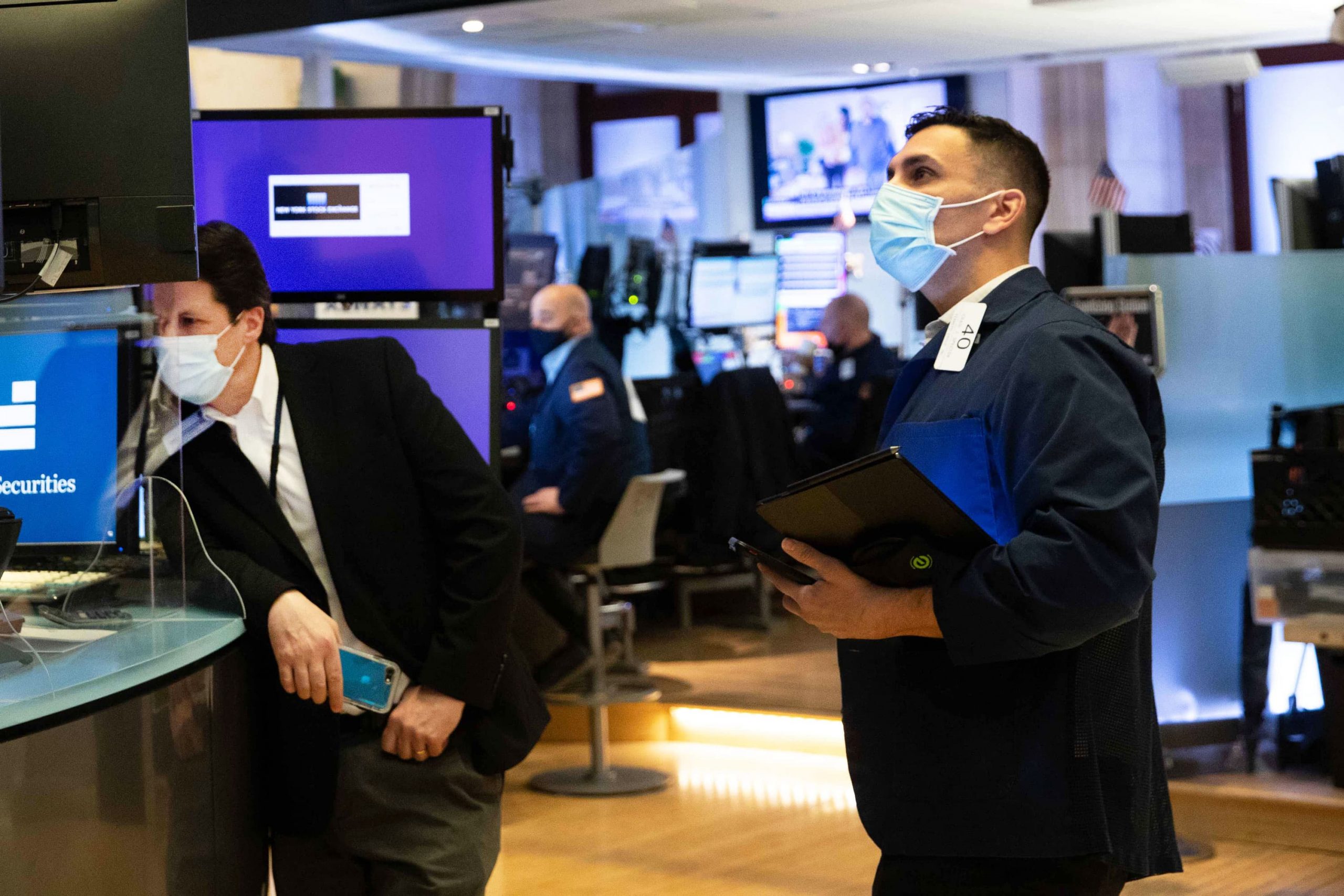 Government bond yields start the week higher