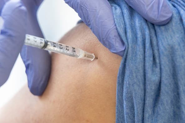 28 blood clot circumstances and three deaths are linked to J&J Covid's vaccine, in response to the CDC 1 28 blood clot cases and 3 deaths are linked to J&J Covid's vaccine, according to the CDC