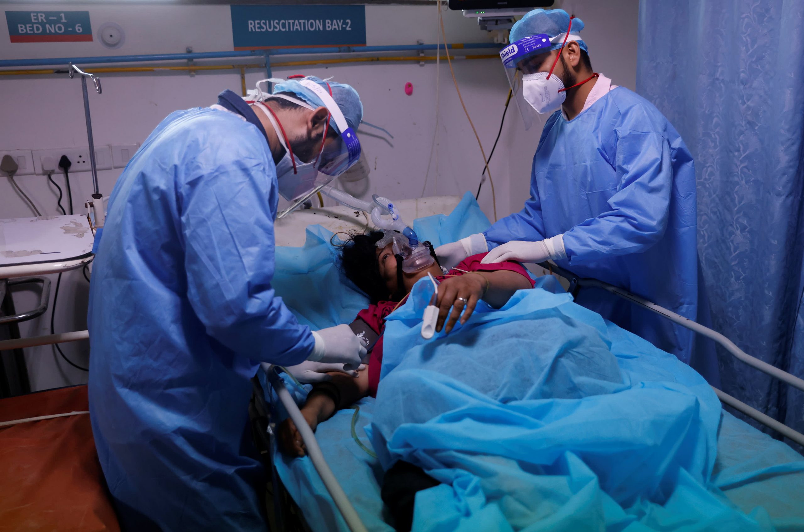 The daily cases rise again over 400,000