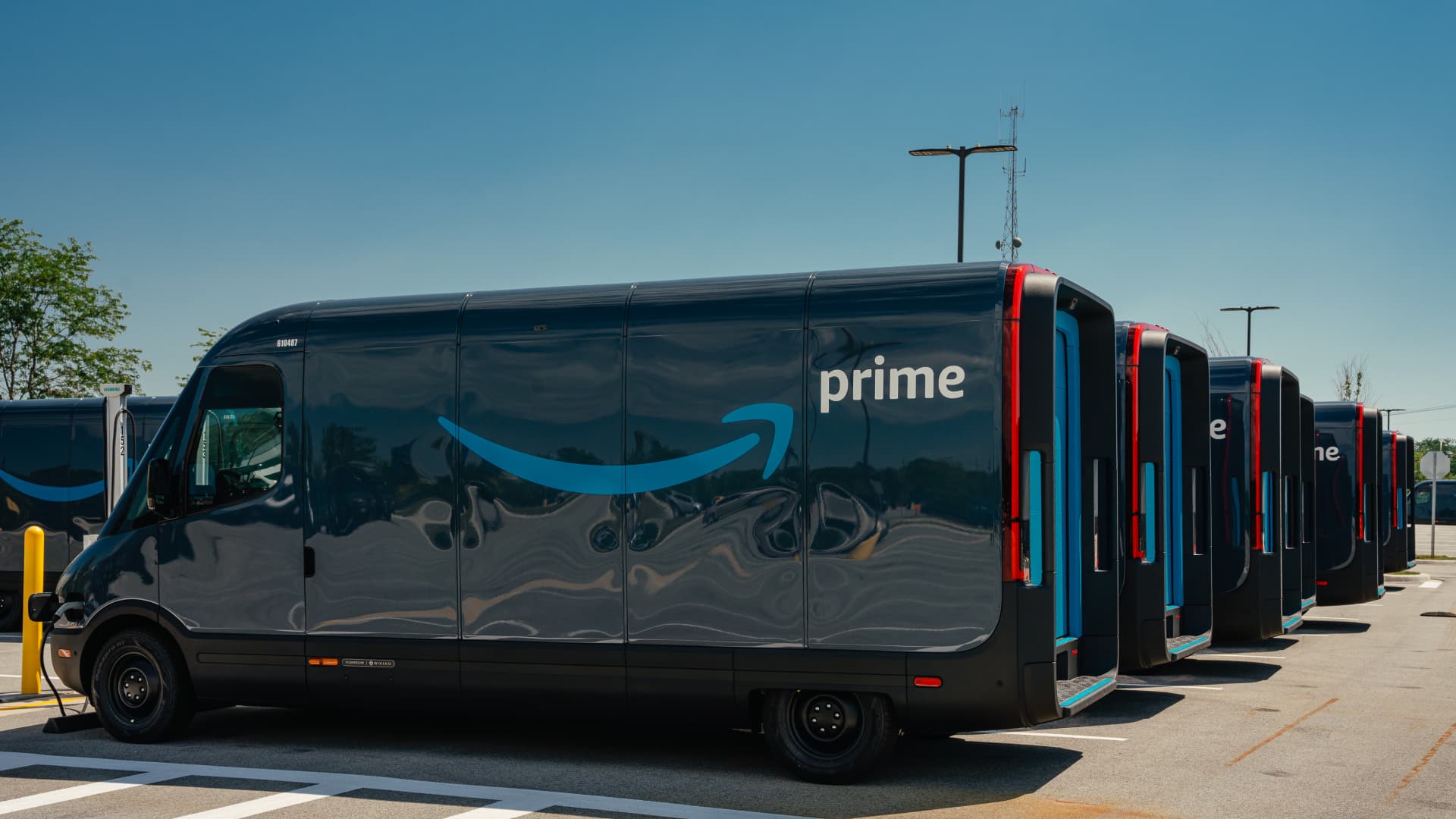 How Amazon is giving Rivian an edge within the EV business 1 How Amazon is giving Rivian an edge in the EV industry