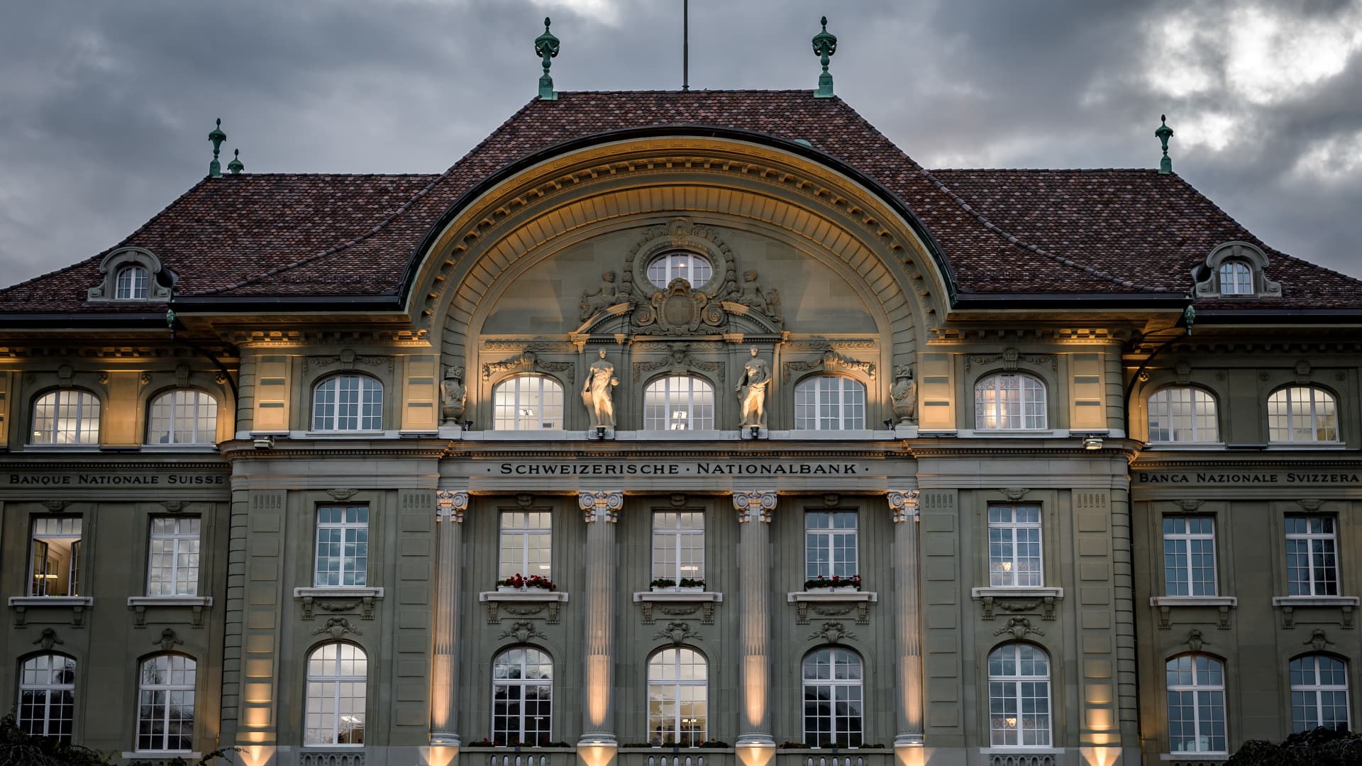 The Swiss central financial institution hikes rates of interest as inflationary pressures hit exhausting 1 The Swiss central bank hikes interest rates as inflationary pressures hit hard