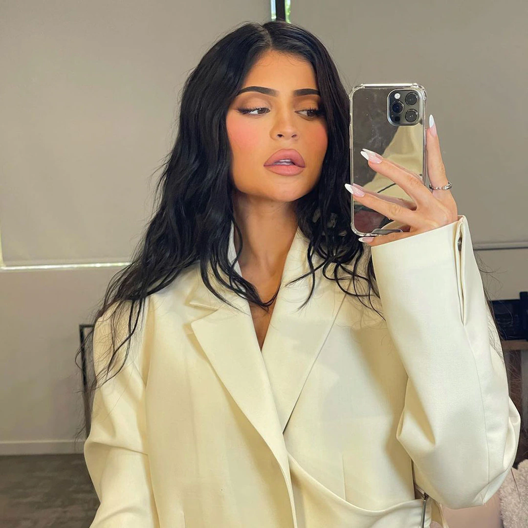 Kylie Jenner posts candid video of getting breast milk on her shirt 1 Kylie Jenner posts candid video of getting breast milk on her shirt