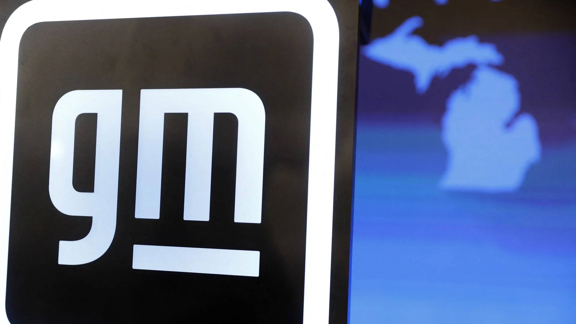 GM temporarily suspends advertising on Twitter after Musk acquisition