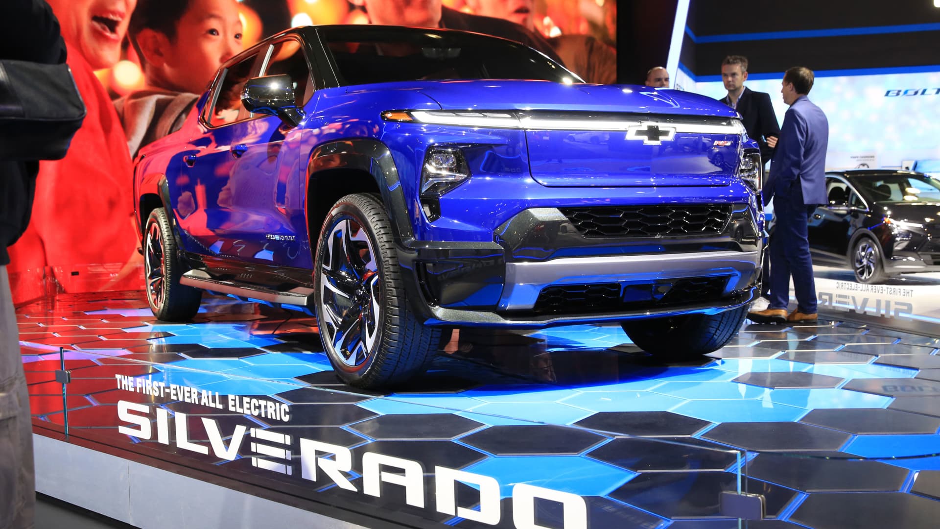 How GM needs to persuade automotive consumers to modify to electrical automobiles 1 How GM wants to convince car buyers to switch to electric vehicles