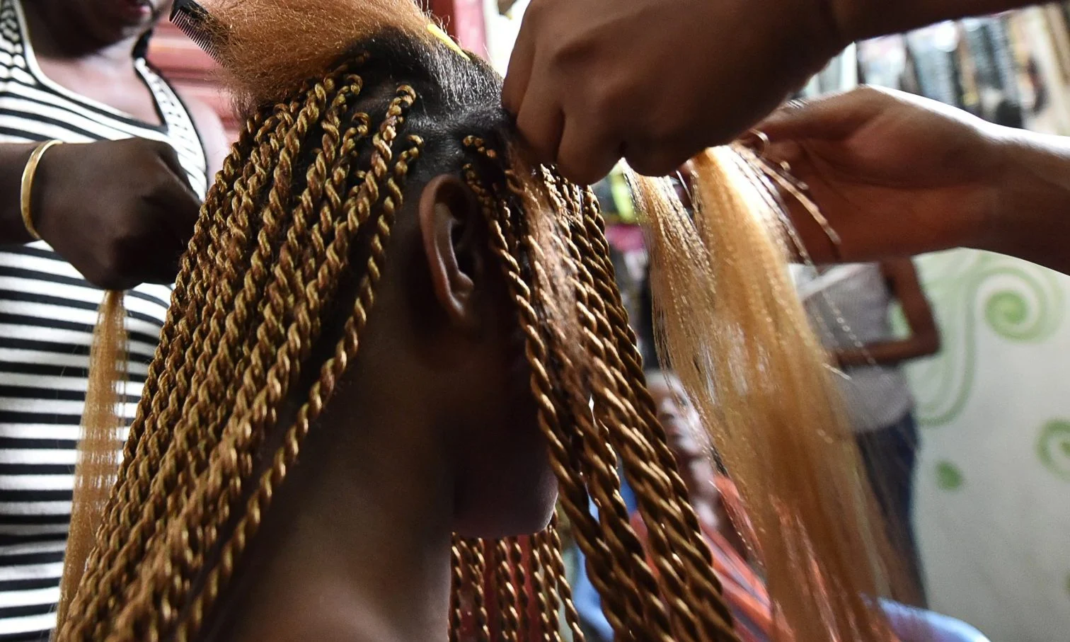 Man reveals his daughter's mother removing braids from his wife