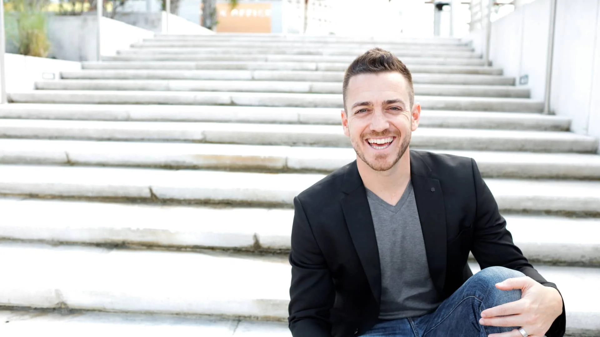 A 39-year-old making $160,000/month in passive income shares his best advice