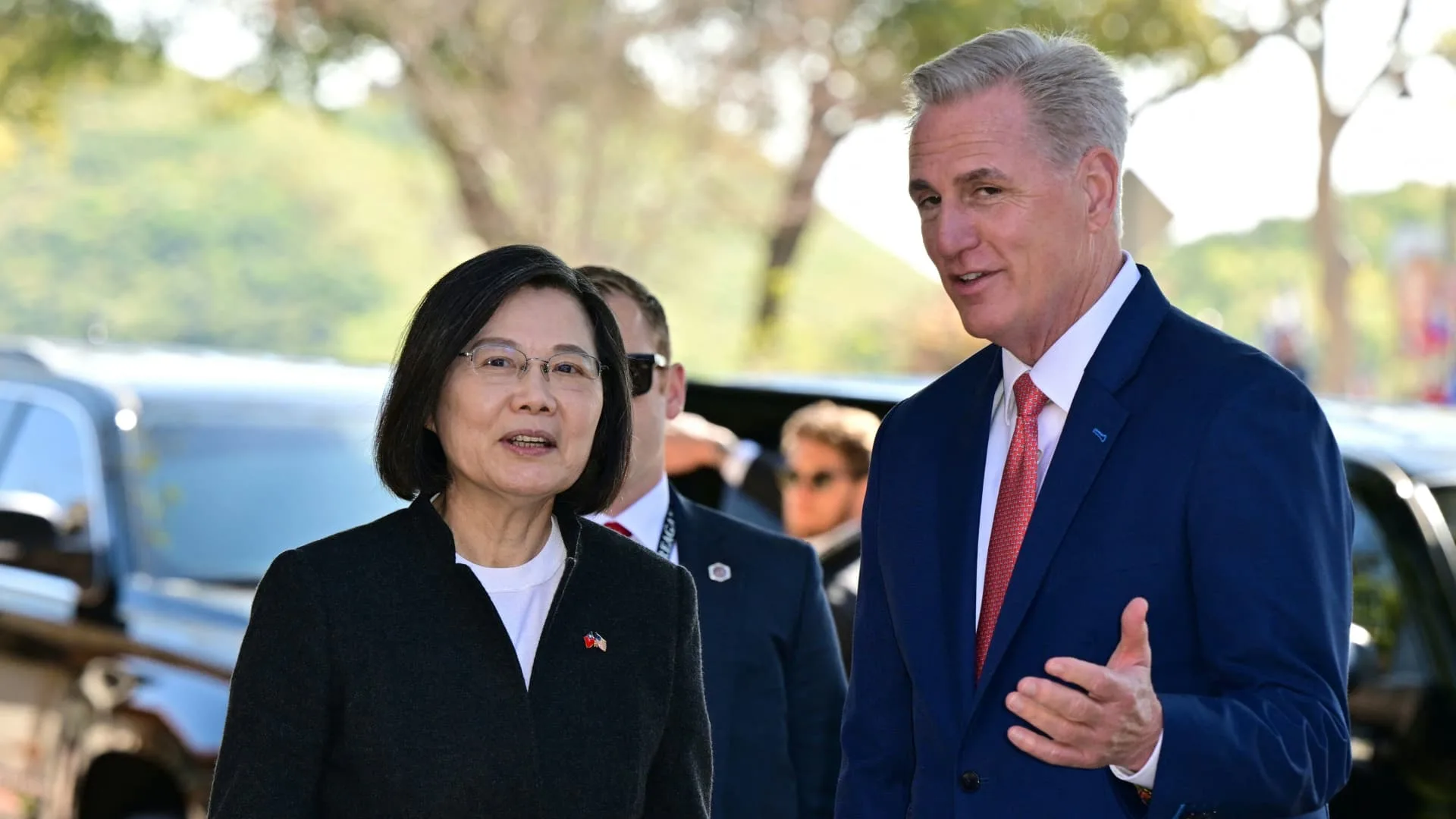 Kevin McCarthy meets with Taiwanese President Tsai Ing-wen amid Chinese threats