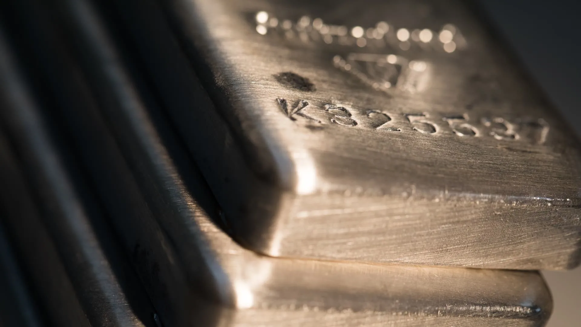 Analysts expect XAG to outperform XAU in 2024