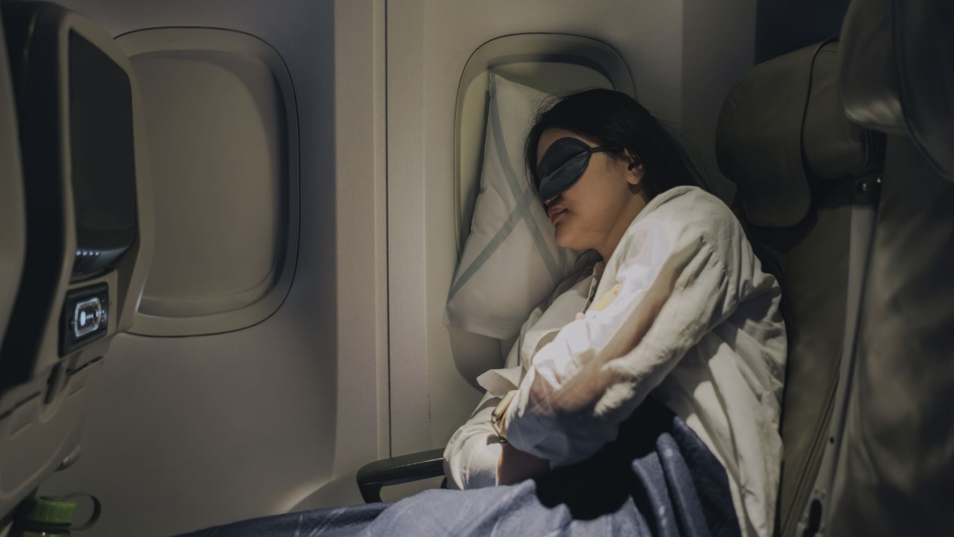 Drinking alcohol before sleeping on flights presents health risk: study
