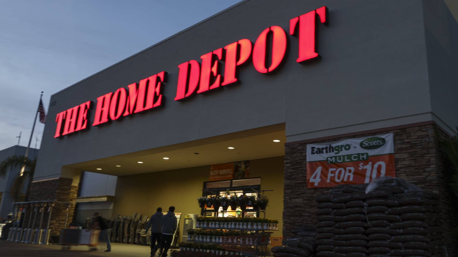 High Wall Avenue analysts choose these dividend shares for constant returns 8 Top Wall Street analysts prefer these dividend stocks for consistent returns