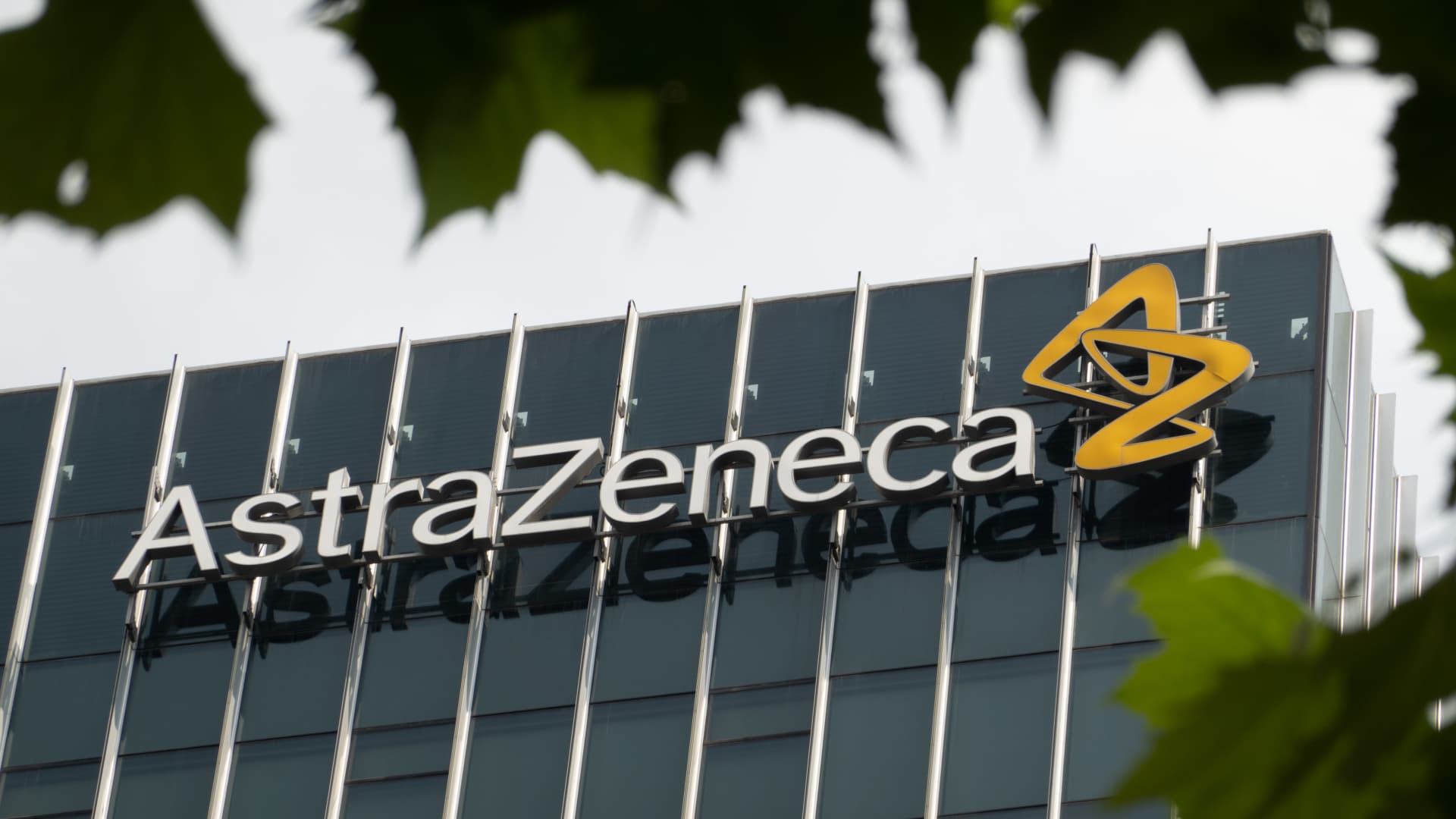 AstraZeneca shares plunge 9% after coronary heart drug trial misses goal